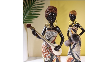 Statuettes femmes noires en pagne joueuses de flûte, guitare ou tam-tam 1